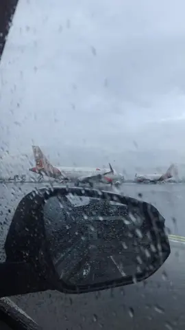 Rain Vibes ketika kerja di Airside, semangat terus untuk seluruh pekerja yang masih menjalankan kewajiban dan tanggung jawab🙌🤟 #soekarnohatta #soekarnohattaintrernationalairport #bandarasoekarnohatta #bandara #hujan #fyp 