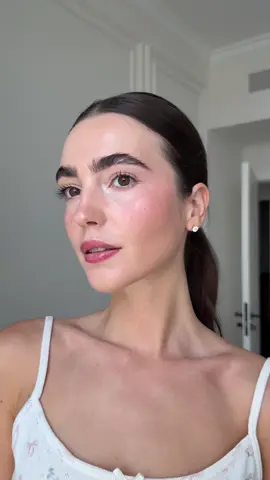 Soft summer makeup 🤍🌸 #summermakeup #softmakeup #lightfemininemakeup #naturalbeauty 