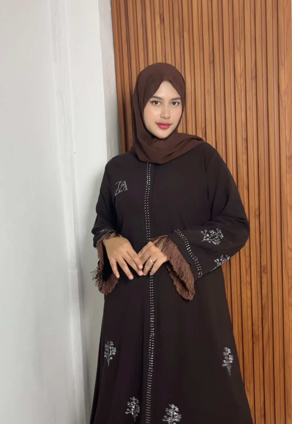 bunda bunda udah pada punya warna best seller kita belum? langsung di checkout aja yu bun sebelum kehabisan😍 #abaya #fyp #abayarawis #mahogany #abayaswarovski #abayapremium #abayaviral 