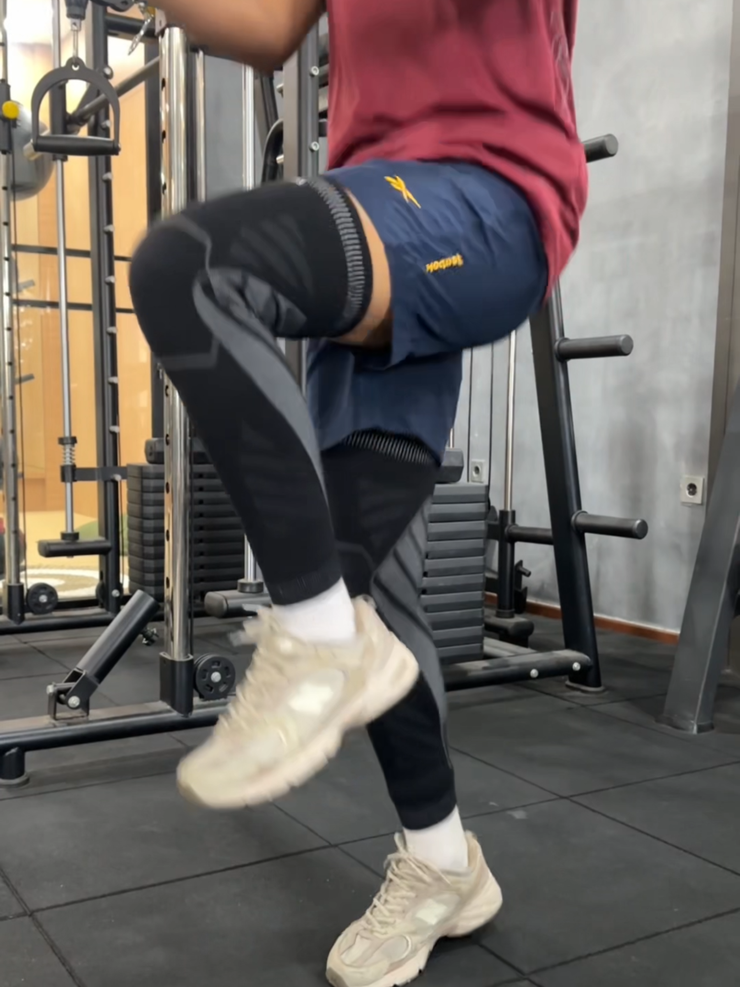 Lutut akan berterima kasih karna kalian pakai knee sleeve / knee compression ini!  #kneepads #pelindunglutut #deker #dekerlutut #dekerlututolaharaga