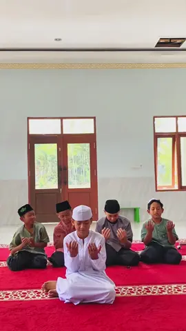 الرَّجُلُ عَلَى دِينِ خَلِيلِهِ فَلْيَنْظُرْ أَحَدُكُمْ مَنْ يُخَالِلُ “Seseorang itu sesuai dengan agama temannya, maka lihatlah teman kalian.” Siapa yang kita jadikan kawan itu yang akan menjadi tolak ukur agama kita. In frame @. @cihuyyy @★★★★★ @afif jengattttttt gacorrrrrrrr @swubayy;) 