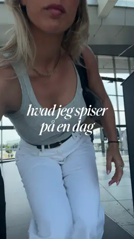 Hvad jeg spiser på en dag for at holde mig lean og på en rejse dag ❤️  Morgenmad: Proteingrød  Snack: proteinshake  Frokost: græsk salat og brød  Snack: kaffe og et par småkager Aftensmad: cataplana, som er en gryderet med kød og muslinger 