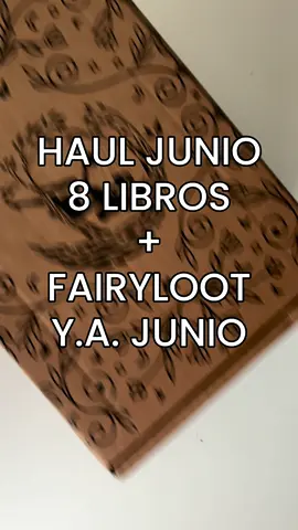 ✨ Hello, darling!  📚¿Cómo llevas la compra de libros? En junio me he mantenido y no me he vuelto loca, han sido 8 libros y mi suscripción Y.A de junio de @FairyLoot con 4 overlays, se queda taaan bonito. ❤️ ¡Gracias por estar aquí! • #marevabooks @crossbookslibros  @Editorial Siren Books @Penguin España  #books #bookstagramespaña #booklover #bookaddic #libros #bookworms #readersofinstagram #readmorebooks #bookcommunity #fantasyromance #spicybooks