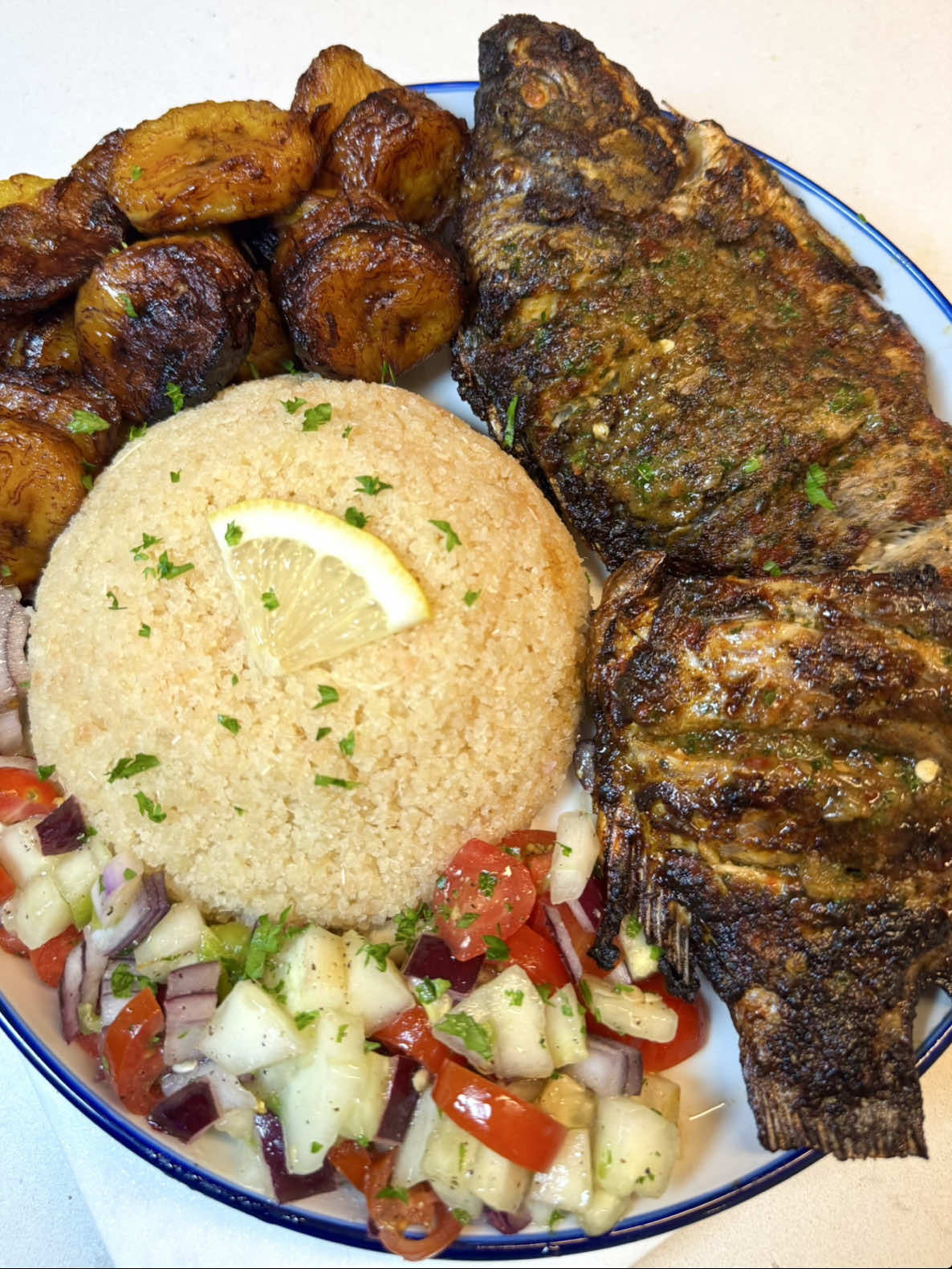 Attiéké fish so delicious it’ll teleport you to Abidjan 🇨🇮🔥 #garba  #attieke #grilledfish #attieke225🇨🇮 #westafricanfood #guineanfood #senegalesefood #ivoriancuisine #togolesefood #afric #africanrecipes #easymeals #FoodTok #alloco #CapCut 