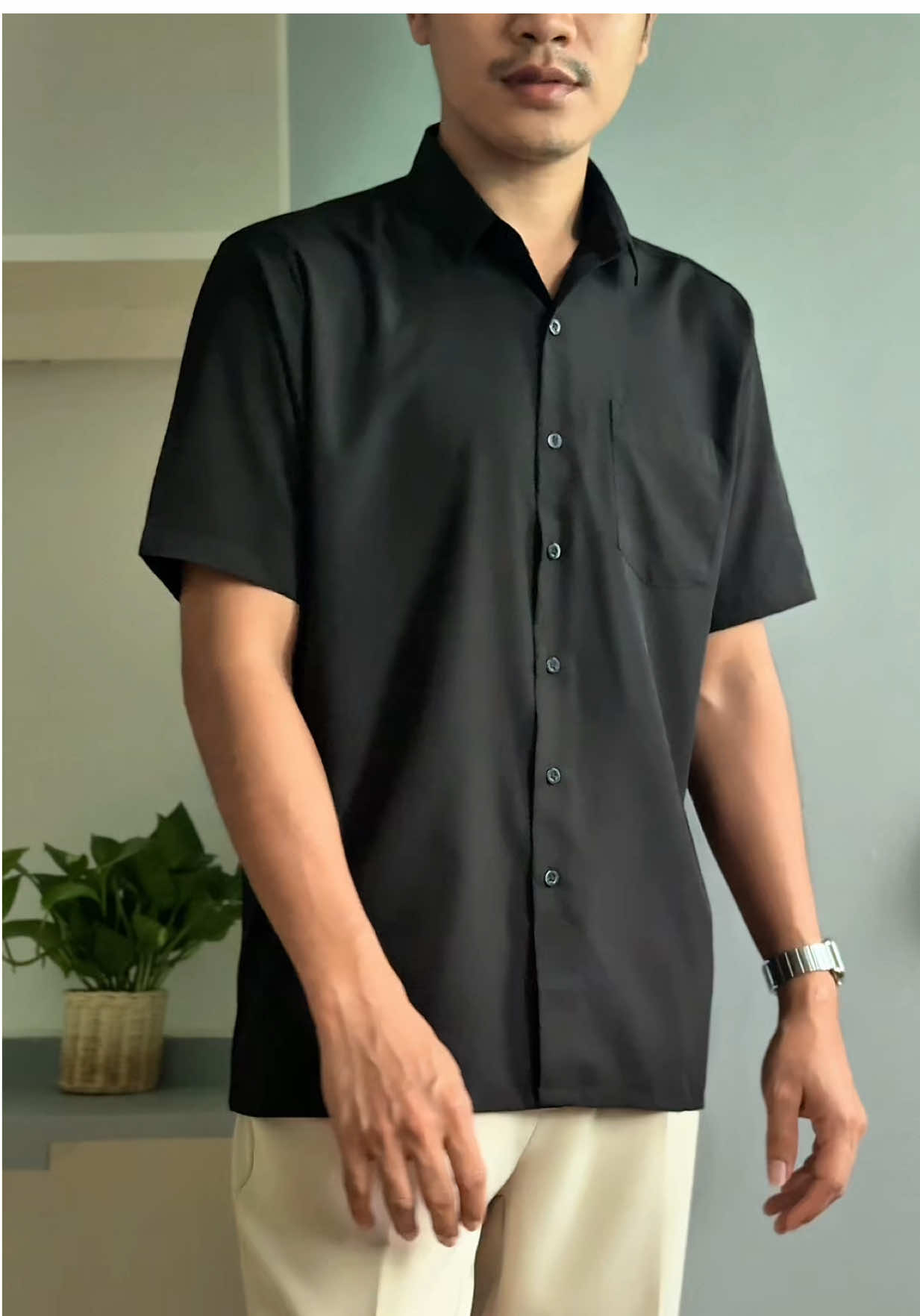 เสื้อเชิ้ตสีดำที่ผู้ชายควรต้องมี คือรุ่นนี้เลยเสื้อเชิ้ตคอปกแขนสั้นผ้าใหม่อิตาลีสีดำ คุณภาพดีใส่สบาย ใส่แล้วดูดีมีความมินิมอล #เสื้อเชิ้ต #เสื้อเชิ้ตแขนสั้น #เสื้อเชิ้ตผู้ชาย #shirt #เสื้อคอปก #เสื้อใส่สบาย #เสื้อผ้าแฟชั่น #menstylebytiktok 