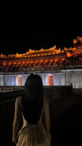 Có người yêu em 2 phần , vậy mà cố gắng thể hiện thành 10 phần . Và có người chỉ thể hiện 2 phần, nhưng trong tim lúc nào cũng có emm,... #huếthương ⛩️ 