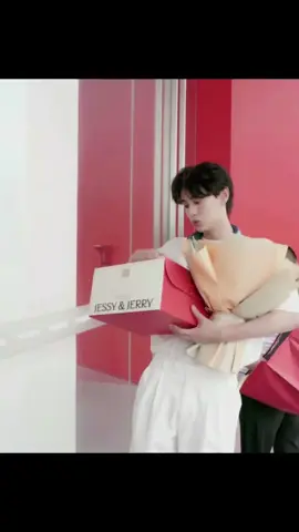 Cuối cùng cũng xem  được vd Thầy Ninh chúc mừng sinh nhật bé Tử Du.  Thấy bé bảo khi anh cầm bánh vào không biết là do hồi hộp hay sao mà lóng ngóng suýt rơi chiếc bánh 😆. Thấy mọi người yêu thương bé thực sự cảm động. 🥺 Như thầy Ninh đã nói : 