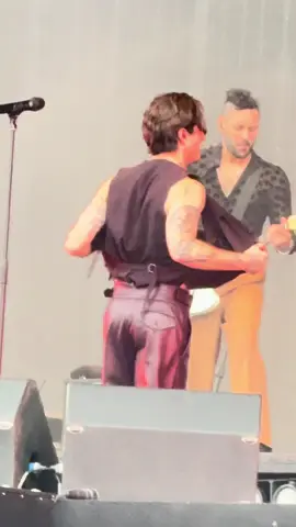 Take it off Damiano 🥵 #damiano #damianodavid #werchter #werchterfestival #rockwerchter #festival #musicfestival #funnylittlefears #thefirsttime #musicislife #lifeismusic #livemusic #summertime #summerfestival #tiktok #voral #viralvideos 