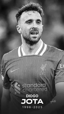 Diogo Jota yang meninggal, Diogo Costa yang dapat ucapan semoga tenang. Sama-sama Diogo, banyak netizen yang salah sangka, harusnya Jota malah Costa. Kita lihat di postingan foto teranyar dari Diogo Costa ini, scroll-scroll, isinya banyak yang mengucap duka. Bahkan lebih parah lagi, tak hanya Diogo Costa, Diogo Dalot juga kena sasaran! Kalimat rest in piece, membanjiri kolom komentar foto Dalot di instagram. Mau mikir sarkas tapi kok ya kebangetan, kalau memang taunya Dalot yang kecelakaan, lebih kebangetan! 🤯 #beritabola​ #skorupdate​ #footballteam​ #sepakbola​ #soccerteam​