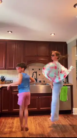 Our very first Mom and Son only tik tok! Thanks to: @Marearo for the dance Inspo!  #brazil #dance #momandson #thedancingfamily 