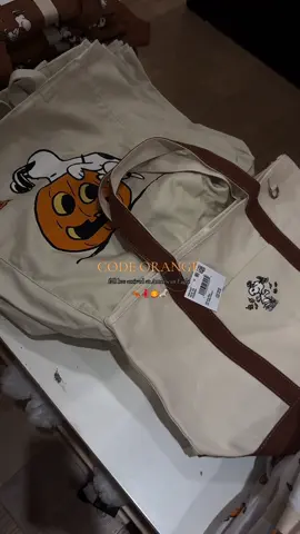 @American Eagle 🦅 Fall girlies, RUN to American Eagle 🍁🧣🎃 #fall #autumn #cozy #ae #americaneagle #TikTokFashion #fashiontok #styleinspo #pumpkinseason #mall #snoopyhalloween #snoopyfall #fallitems #aestyle 