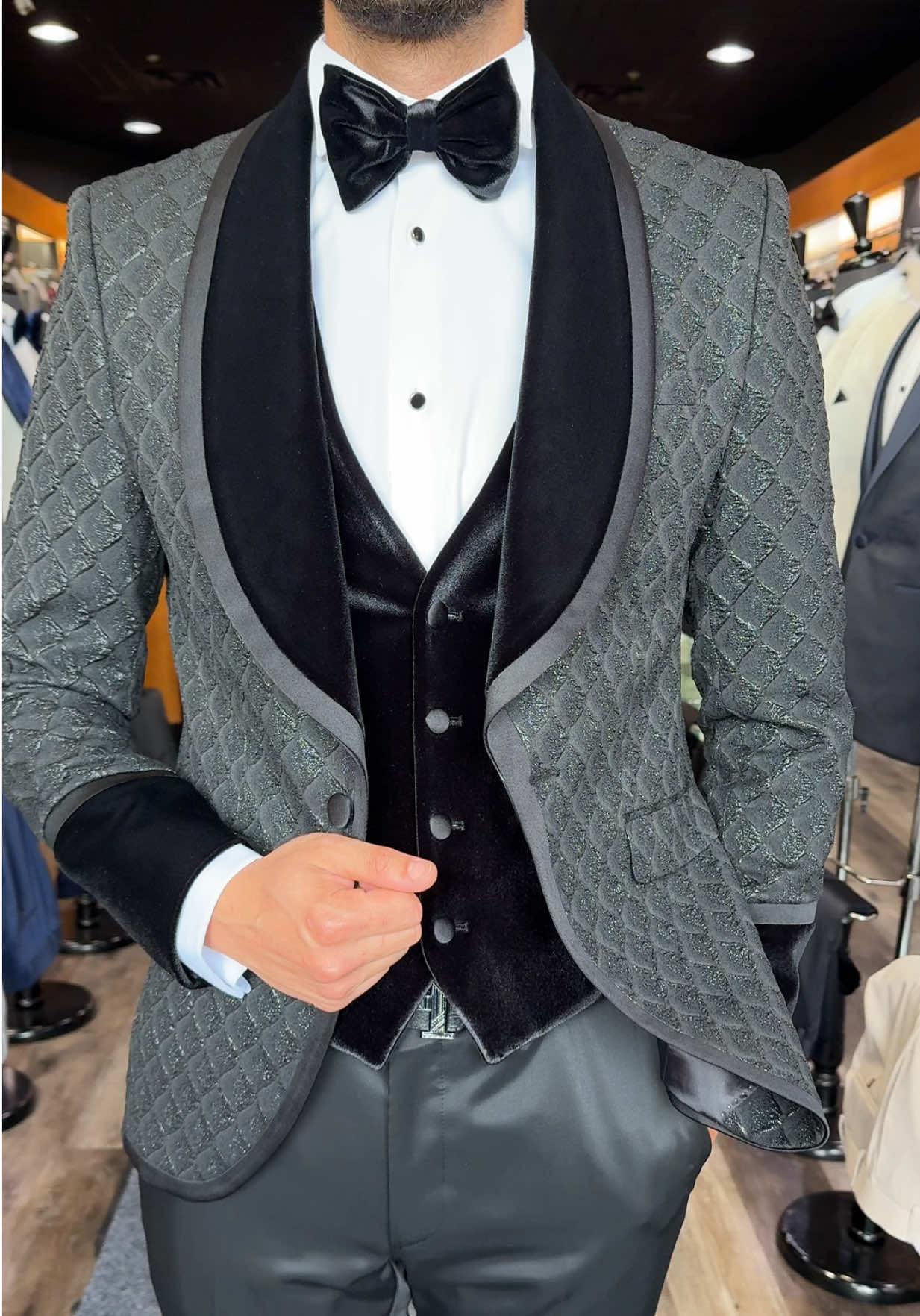 Elegance in every detail. This black textured tuxedo with velvet lapels is made to turn heads bold, refined, and unforgettable. 👔 Available now at Steven Fashions 📍 Unit #140, 30 Famous Ave., Woodbridge, ON 🕒 Mon–Fri: 11–7 | Sat: 11–6 | Sun: Closed 📞 905-856-8019 🚚 Free shipping 🇨🇦 🇺🇸 🇦🇺 #StevenFashions #MensStyle #TuxedoLook #BlackTieVibes #WeddingSeason #GroomGoals #VelvetLapel #luxurymenswear 