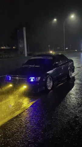 ada yang berteduh karena takut sakit, ada yang mencari hujan untuk melepaskan rasa sakit🍂 #lfl #fyp #toyotasoluna #solunaindonesia #4u #hujan #sadvibes #galaubrutal di mobil #nightwemet #capcut #viralvideo #mobilkonten #pasukantobrut 