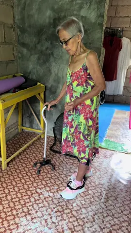 Ang nakalagay po sa kanyang paa ay bakal na may sapatos nakakabit na po yung sapatos dun sa bakal para pag gusto nya pong maglakad ikakabit lang. yun po yung nagsusupport sa kanyang paa para makalakad sya kasi kung wala po yun sobrang hirap po sya maglakad. Nastroke po sya at dalawang beses nangyare yon. Pero kahit ganun ginagawa nya paren ang paraan para makalakad sya at maging masaya kahit na ganun kalagayan nya. ☺️☺️#lola #provincelife #Love 
