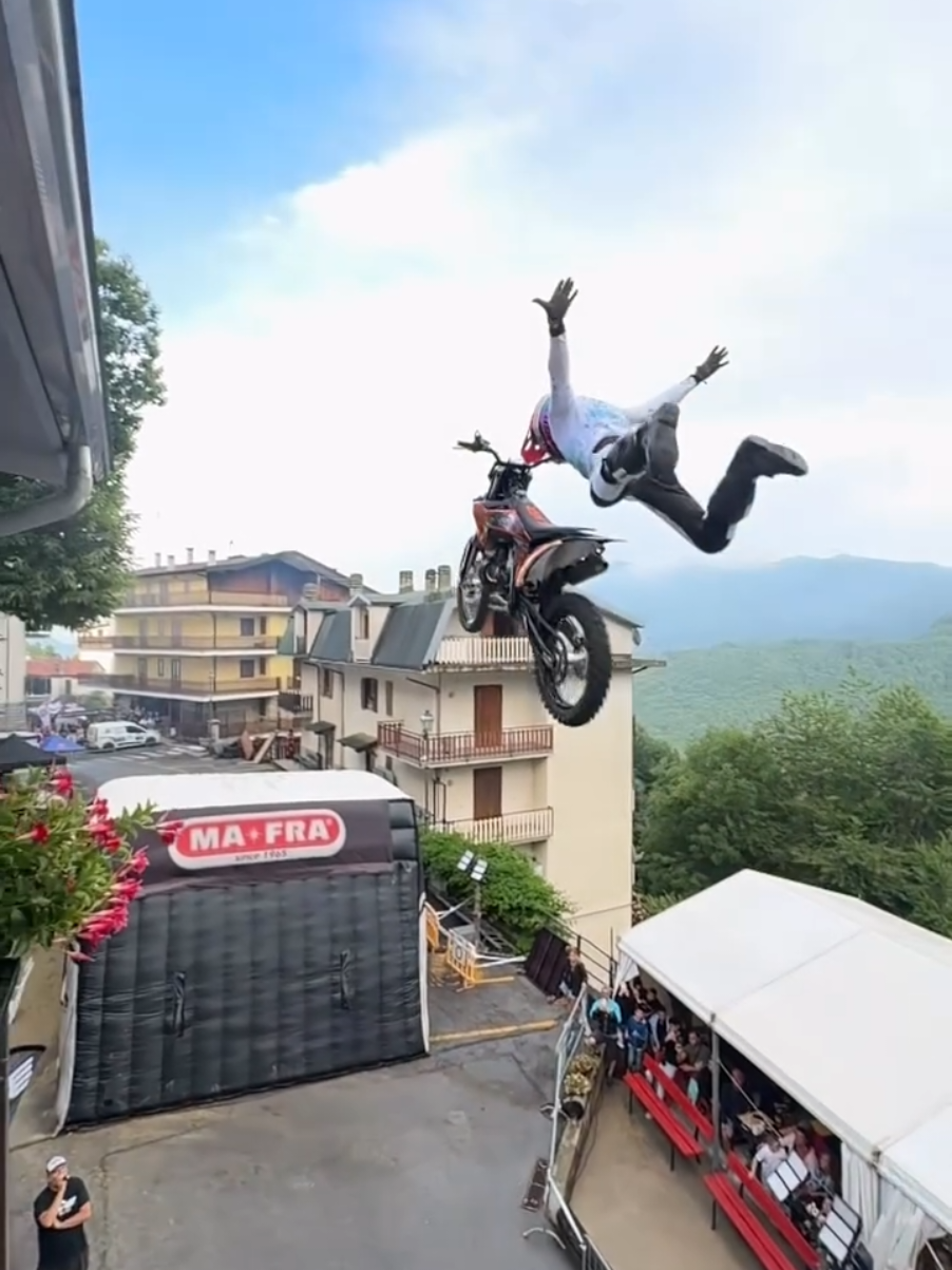 Facciamo parlare le immagini ❤️‍🔥 @vannioddera #KTM #ReadyToRace #freestyle 