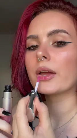 I am sorry but THIS Lip combo is amazing, I can’t get over it !!! gloss: prisma glass icy plumper n.35 @Armani beauty, contour: lip liner n.36 @KIKO Milano 