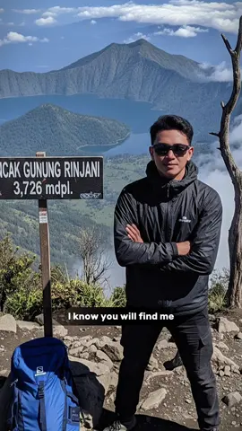 Prompt : Menampilkan seorang pria berusia 25 tahun di foto dari atas, berbadan kurus, berdiri di puncak Gunung Rinjani Indonesia, tinggi di atas hamparan awan yang indah. berada di samping papan tanda bertuliskan (Puncak Gunung Rinjani 3.726 mdpl) di puncak gunung Rinjani. Dan sebagainya. Latar belakangnya adalah langit biru, awan awan, danau, dan pohon pohon. Gaya gambar realistis, adegan penuh, menampilkan suasana mendaki gunung, kegiatan luar ruangan. Dan pemandangan alam. Di belakangnya ada pohon kecil yang hanya tersisa batang dan cabangnya. Ada beberapa pulau di kejauhan yang menembus awan. Pria itu mengenakan jaket gunung merah dengan menggendong tas gunung hitam dengan celana cargo hitam besar panjang dan sepatu salomon hitam. Rambutnya rapih hitam pendek menggunakan kacamata hitam. Ia berpose dengan tangan terlipat dan wajah sedikit menoleh ke depan kamera. Waktu berlatar siang hari. Rasio foto 9:16 #CapCut #prompt #chatgpt #gemini #ai #fyp #gunung #alam 