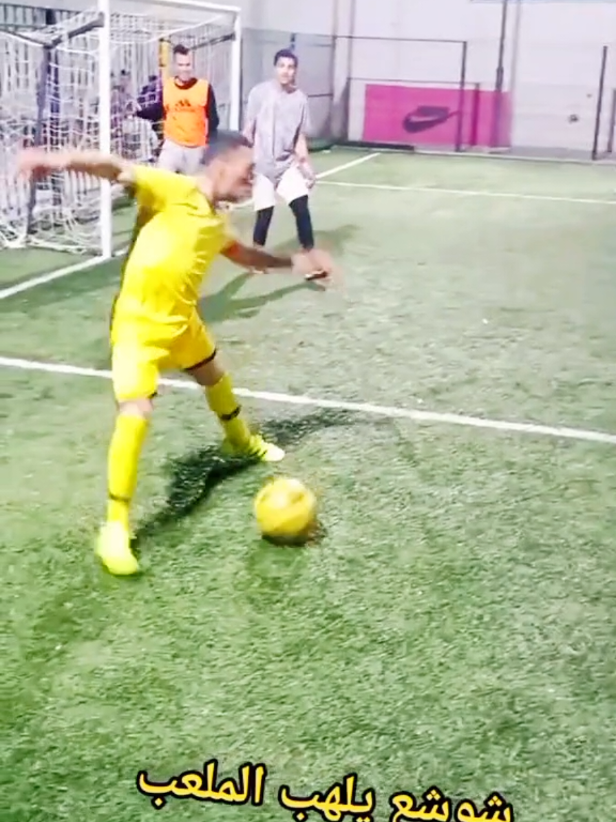 The skills of the legendary player Shosha, a world football legend, dazzle and inspire the audience with fantastic goals. #shosha #choucha #chouchaa #footballtiktok 