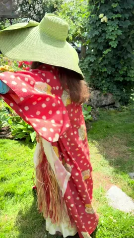 The dreamy Linda Rae Smith (sillypinkshoes). #advancedstyle #eclectic #whatintheworld #vintage #vintagefashion #gardens #goddess #style #OOTD #summertime 