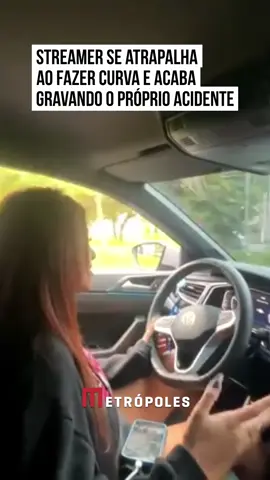😬 Mandy achou que seria só mais um dia na vida de #streamer, mas as coisas não saíram como o planejado. A jovem se gravou saindo com o carro estacionado e na hora de fazer curva, a moça se atrapalhou e acabou batendo em outro carro da região. O momento foi todo registrado em #vídeo e Mandy mostra um pouco de como ficou a situação do veículo. Apesar do susto ninguém se feriu, mas o choque foi grande. #TikTokNoticias 📽️  @mandyllia (ig) | @myhoodbr