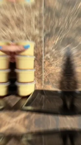 MINI PUDIM NO POTE DE 145ML  Receita 🍮 Calda de pudim  4 xícaras de açúcar  1  xícara de água quente (Mexer até derreter todo o açúcar e colocar a água aos poucos)  Pudim  2 ovos inteiros  6 gemas  2 leite condensado  2 medidas de leite (caixinha de leite condensado a medida)      Mexer primeiro com um fue os ovos, depois adicione o leite condensado e depois o leite, mexer bem com o fue até misturar tudo, depois penerar antes de colocar nos potinhos Temperatura  180graus  1:30hr  Ou até ficar na consistência do vídeo Potinhos da marca Copozan 145ML  que vai ao microondas, essa pode ir ao forno. #CapCut #minipudim #pudim #fyy #foryoupage #explore #fypシ゚ 