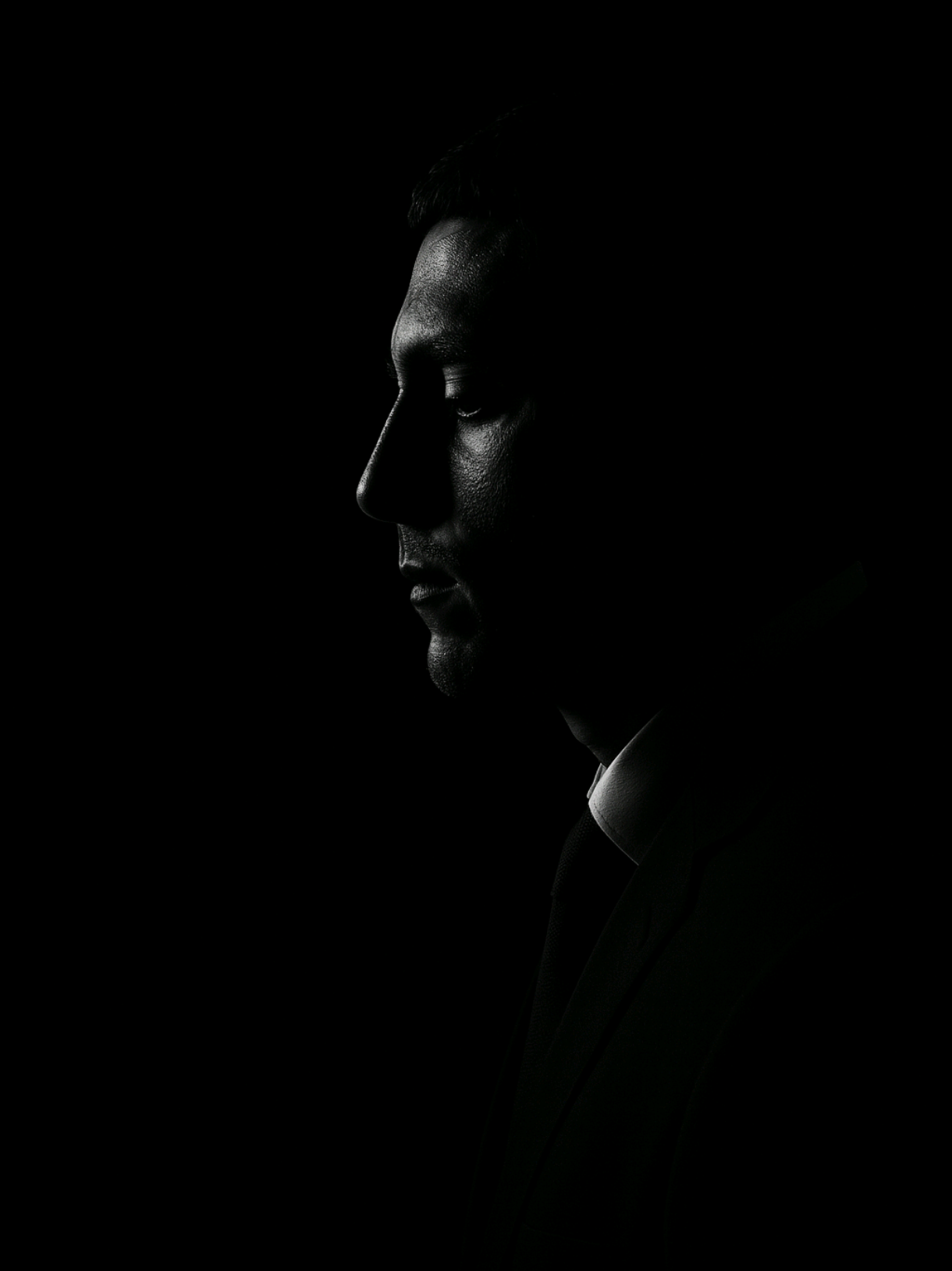 Promt N.10 “Hyperrealistic cinematic portrait of a man standing in profile in deep shadow. Only the right side of his face and part of his suit are dramatically lit by a single hard light source from the right. The rest of his body is hidden in darkness. He wears a dark suit and has a serious, introspective expression. The background is completely black, enhancing the high-contrast chiaroscuro effect. Shot with a 50mm lens, sharp textures on the face, ultra-deep shadows, 8K resolution, moody noir style, inspired by low-key studio lighting and film noir aesthetics.” #LucesDelGym #ia #paratiiiiiiiiiiiiiiiiiiiiiiiiiiiiiii #fyppppppppppppppppppppppp #fyp #tik_tok #chatgpt #prompt #foryoupage #tiktokindia #paratii #