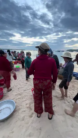 Đi chợ biển sớm, mấy cô bán cá chửi lộn quá chửi lộn 🤣