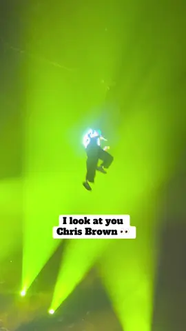 We ALL looking at you Chris … ❤️@chrisbrownofficial #chrisbrown #paris #lookatmenow #parisladefensearena 