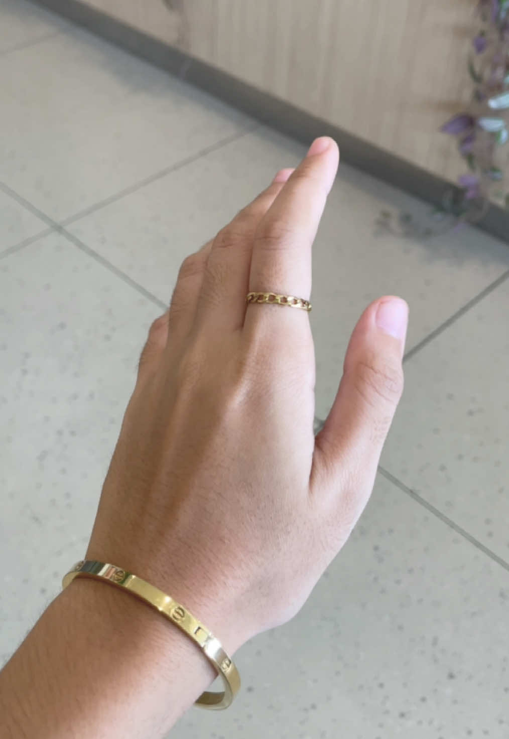 Minimalist chain ring.💍⛓️ Available in gold and silver💛 #callie #ring #goldring #chainring #ringforwomen #accesories #jewelry #ringrecomendation #tiktokshop 