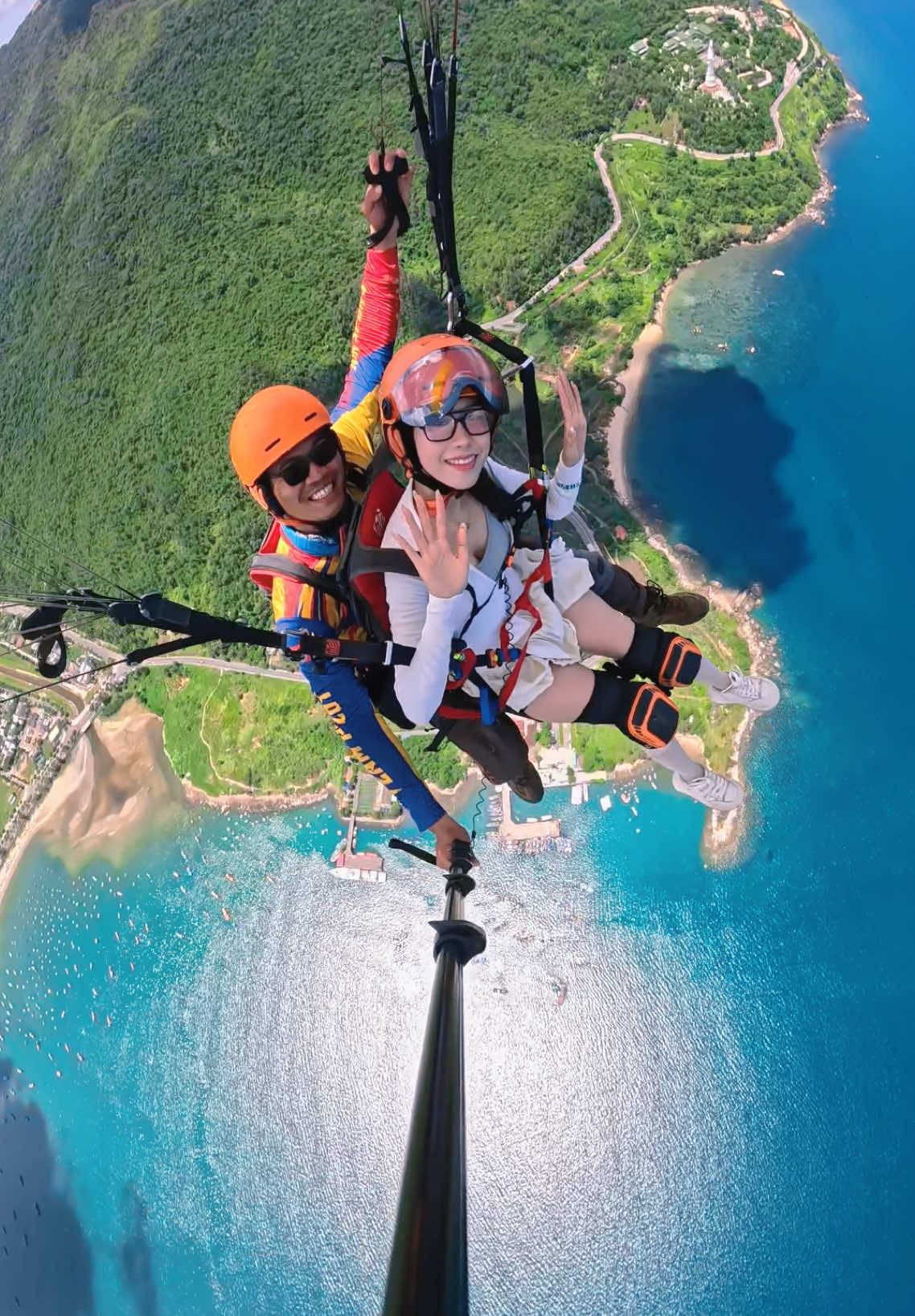 Dù lượn là trải nghiệm bay tự do độc đáo dành cho những ai yêu thích thiên nhiên và cảm giác mạnh. Chỉ cần vài bước chạy đà, bạn sẽ bay lướt qua mây trời, ngắm biển, núi và toàn cảnh từ trên cao. An toàn, dễ chơi và cực kỳ phấn khích – hãy thử một lần trong đời! 📞 Đặt lịch bay ngay hôm nay để chạm đến bầu trời! #dulon #baytu do #paragliding #flyhigh #trai nghiem #dulichdanang #adventuret
