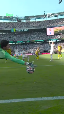 WHAT A SAVE! 😮‍💨 Thibaut Courtois produced an unbelievable 99th minute save to end Dortmund's hopes of extra-time against Real Madrid. 📺 Watch every game of the #FIFACWC live on Kayo Sports. #HalaMadrid #RealMadrid #Dormtund