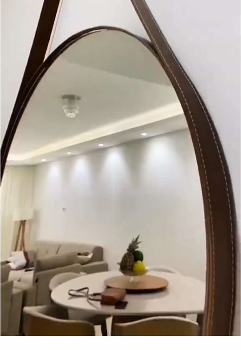 ✨ Dê um toque de charme ao seu ambiente! Nosso espelho redondo com alça em couro ecológico é a combinação perfeita de elegância e praticidade. Ideal para quem ama decoração moderna com estilo sustentável. 💫 👉 Garanta já o seu e transforme qualquer cantinho! #casa #espelho #banheiro #sala #dicas 
