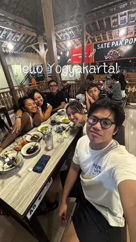 Sate Klathak Pak Pong adalah tempat makan yang kukunjungi terakhir sebelum badai covid melanda tahun 2020 lalu. Karenanya banyak sekali hal berkesan, dari makanannya sampai suasana makan saat itu.  Hari ini kembali lagi dan pesan hal yang sama : Sate Klathak dan Tongseng Otak. Ditambah Kicik yang mirip krengsengan daging.  Setidaknya sekarang ada 3 cabang Sate Pak Pong, kemarin kami ke Sate Pak Pong 2 di Jl Imogiri Timur. Tempatnya besar dan bersih, makanannya cepat keluar dan masih enak seperti ingatanku dulu.  Sate Klathaknya empuk, asinnya pas dan dibakar dadakan. Tongseng Otaknya sedap walau hati dag dig dug memikirkan test lab. Gulai Dagingnya sedap juga, dan tadi pertama kali coba yang namanya Kicik, mirip kayak Krengsengan, pesannya sambil nyanyi Lady Marmalade, pas!  Hati bertambah senang karena teh poci gula batu harganya hanya 5009 aja 👌🏻 Apa nanti malam kita ke sini lagi ya?  #satepakpong #yogyasedap