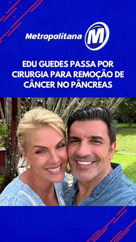 O apresentador Edu Guedes, de 51 anos, foi submetido a uma cirurgia delicada para a remoção de um câncer no pâncreas. O procedimento aconteceu no Hospital Israelita Albert Einstein, em São Paulo. A descoberta do nódulo ocorreu após o chef apresentar um quadro de infecção decorrente de uma crise renal, que exigiu múltiplas intervenções cirúrgicas de emergência. Durante os exames complementares, os médicos identificaram a presença do tumor no pâncreas. #entretênews #tiktoknoticias 