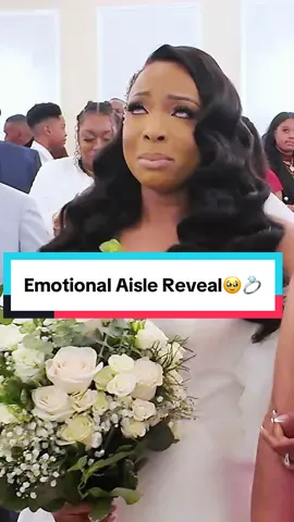 Aisle Reveals are such a classic moment💍🥹  . . Video By: Neshaszda Z Photography