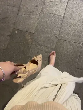 Ấm ức không khóc, vật lộn với cuUỘC sống không khóc. Ôm đau vẫn một mình, bất lực khi bị bỏ rơi không khóc. Vậy mà trên đường đi về tình cờ nghe bài nhạc lại khóc nấc đến mệt thiếp đi. Chúng ta không khóc vì những chuyện lớn, mà lại bật khóc vì những chuyện nhỏ nhặt. Thật ra chỉ bởi vì chúng ta đã chịu đựng thấm mệt rồi.#đời #xh 