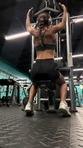 #back day>> #bis #pump #pushtheweight #muscle #gym #pulldowns #lululemon #gymshark #fyp 