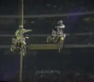 MID AIR 💀 #dirtbike #usa #viral #race #edit 