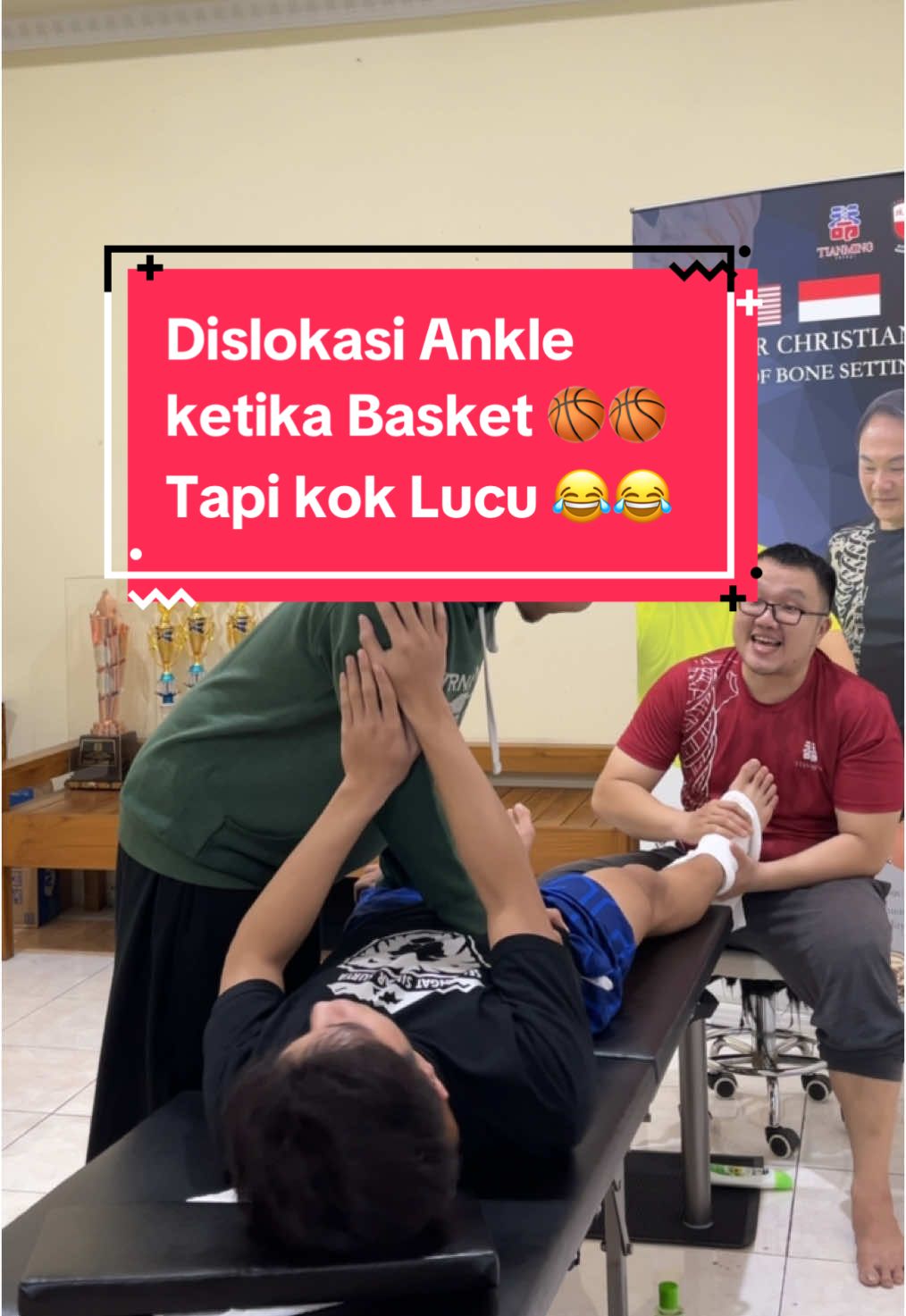 TIAN MING TERAPI YOGYAKARTA Kedatangan Atlet Basket yang barusaja cedera ankle karena sedang melakukan pertandingan basket 🏀🏀 Dislokasi yang cukup parah membuat sangat tegang dan kesakitan 😵😵 tapi tiba-tiba berubah menjadi sesi terapi yang lucu dan menyenangkan 😂😂 Setelah selesai, Puji Tuhan langsung bisa berdiri 🙏🙏 Suksess dan Selalu ber-Prestasi 👏👏 #tittar #tittarindonesia #tittartherapy #tittaryogyakarta #bonesetting #bonesettingtherapy #tianmingterapi #tianmingyogyakarta #therapy #terapi #pijat #kretek #terapiyogyakarta #pijatyogyakarta #kretekyogyakarta #terapikretek #pijatkretek #kretekkretek #yogyakarta #indonesia 