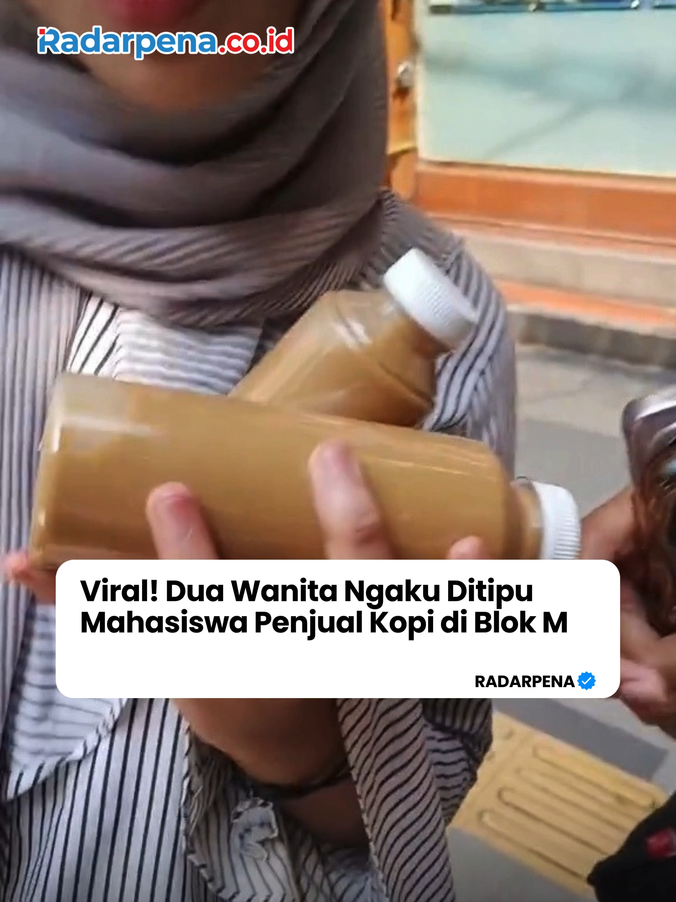 Video dua wanita yang mengaku ditipu oleh oknum mengatasnamakan mahasiswa penjual kopi di kawasan Blok M, Jakarta, viral di media sosial. Dalam video yang beredar, awalnya mereka diajak berfoto dengan produk kopi untuk keperluan promosi. Namun, setelah foto diambil, mereka diminta membeli kopi dengan dalih foto tersebut sudah dilaporkan ke grup WhatsApp. Wanita tersebut mengaku kecewa karena merasa dijebak membeli dua botol kopi seharga Rp50 ribu. Mereka menyebut mahasiswa tersebut tidak transparan sejak awal sehingga merasa tertipu. --- #Radarpena #Radarpenanews #Penipuan #ModusPenipuan #BlokM #ViralIndonesia #BeritaViral #PenipuanKopi #BeritaJakarta #KejadianUnik #Mahasiswa #ModusBaru