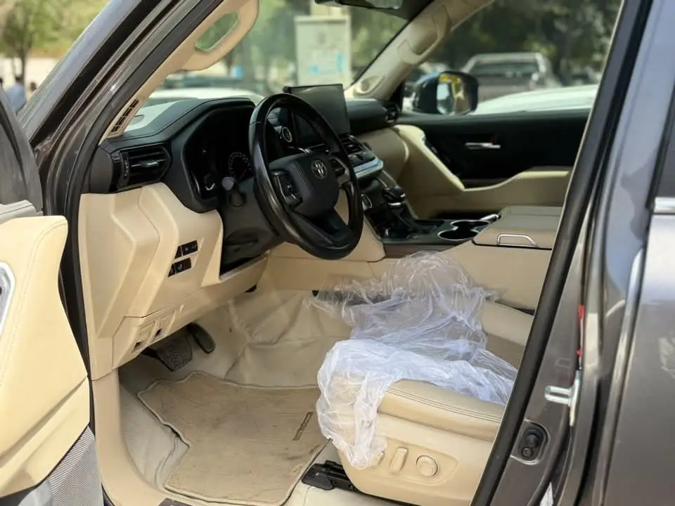 kabul motar نوع: لنکروزر. ناوارد  سټیرینګ: افغانستان اسناد:مکتوب کابل   رنګ: گیری    ماډل:2022 ماشین:6 سلنډره پټرول.  جی اکس آر  فنگرایکو ،سندروف داره ،۳سیته  سیست گرم کن یخ کن دار کمری فعاله وای لس چارچر دار  داخل  ژړ۸ایربیک بی تکره   ، کمک داران د کمپنی رنگ کی ،وارد خلیجی  آدرس کابل. دهبوری میرویس هوتکی مکتب تر سنگ    جبارزی موترفروشی  قیمت:.تلیفون کی 