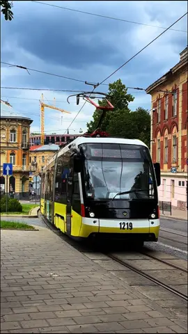 Львів - унікальне місто в Україні, де на всіх видах громадського транспорту курсують машини місцевого виробника - заводу «Електрон».  Дизайн автобусів, тролейбусів та трамваїв гармонічно поєднані один до одного, що роблять однією з візитівок міста. #рекомендації #fyp #lviv #ukraine #foryoupage #tram 