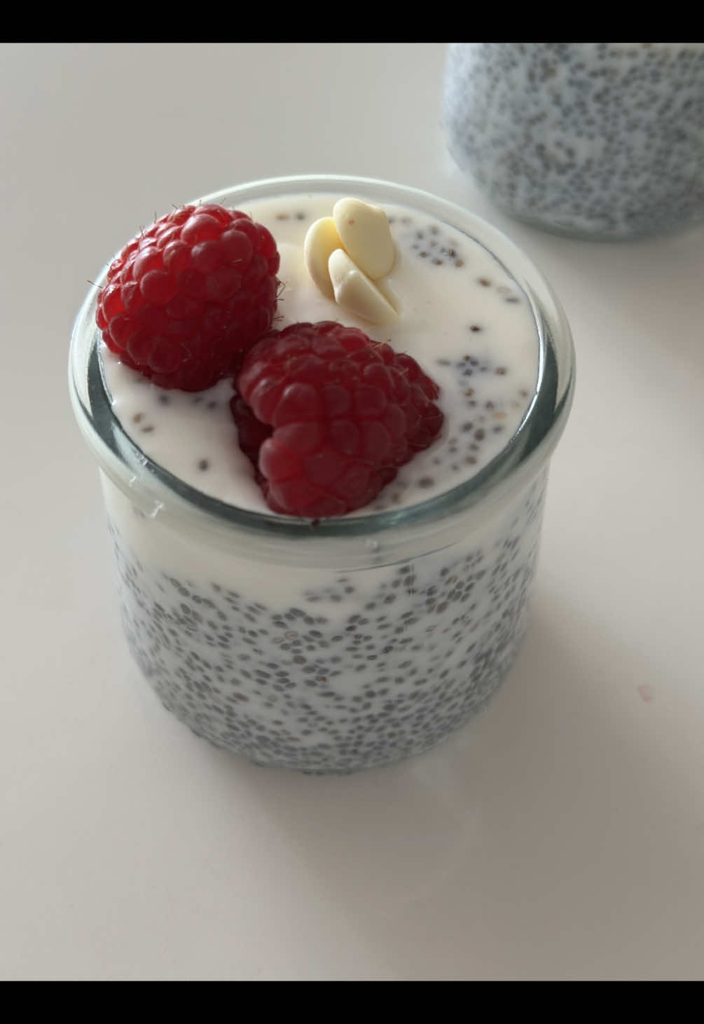 Доброе утро, девочки! Чиа, греческий йогурт, молоко, малина, капля любви — и всё такое эстетичное, будто я в Пинтересте живу. На вкус — кайф, готовка — ноль усилий. Всё, побежала пить кофе, вам тоже вкусного утра!😉