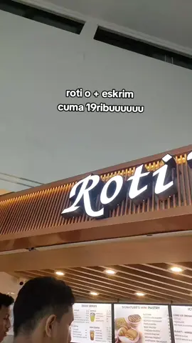 ternyata roti o dikasih eskrim itu enak bgttt😭  #fyp 