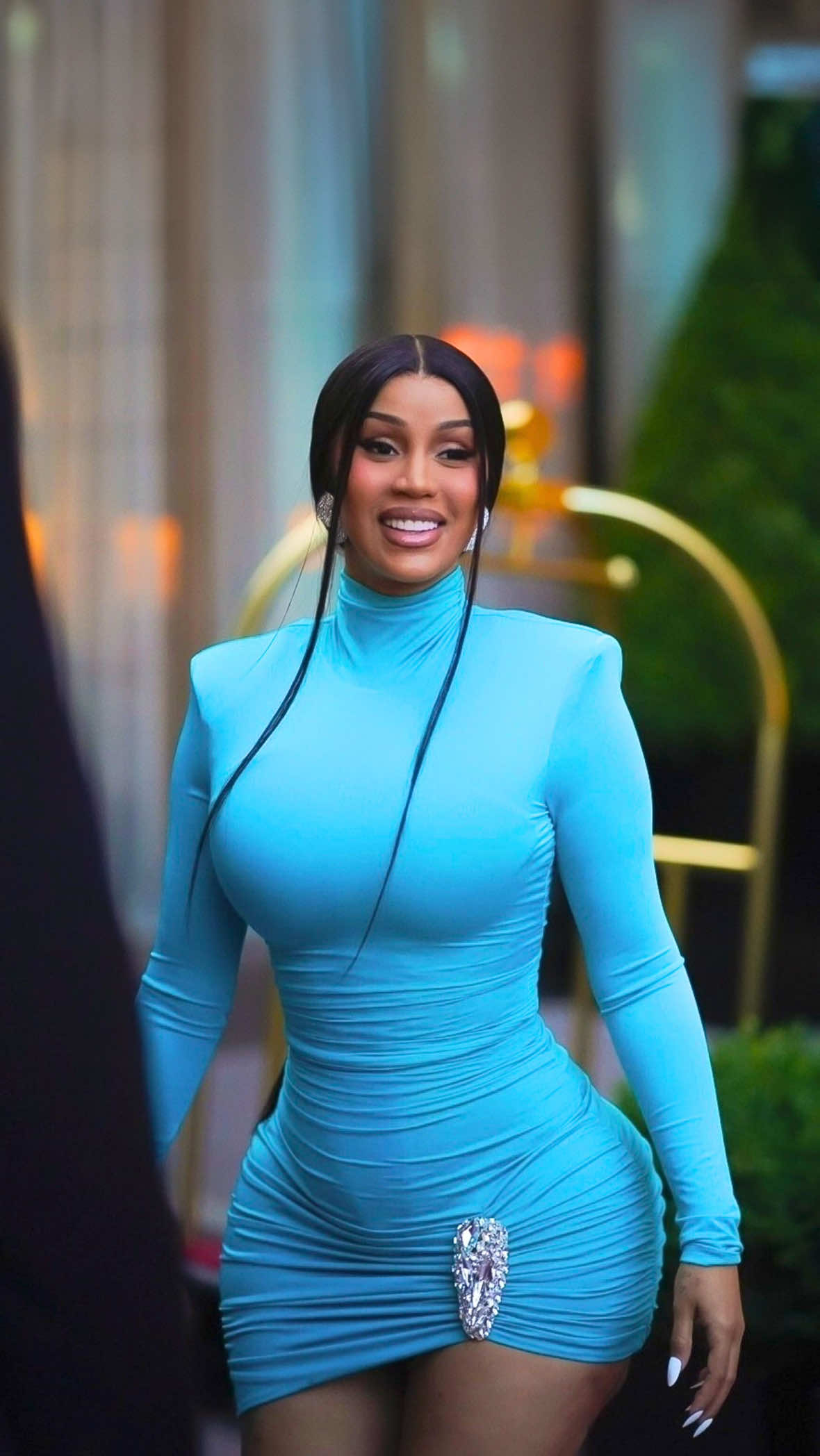Cardi B ha portato un tocco di colore nelle strade di Parigi. La rapper sembra ormai essersi innamorata della Ville Lumière, dove è stata avvistata più volte negli ultimi tempi, confermando la sua presenza sempre più costante nella capitale francese. Anche nelle ultime ore, Cardi ha catturato l’attenzione di passanti e fan con un look impossibile da ignorare: un mini dress azzurro intenso, che a molti ha ricordato il celebre abito Balenciaga indossato da Kim Kardashian nel 2022, subito dopo la cerimonia degli Oscar. Nonostante la recente separazione da Offset, Cardi B non ha mai perso il sorriso né la sua energia travolgente. La sua solarità traspare anche dai suoi outfit, spesso caratterizzati da colori pastello e tonalità luminose, che riflettono appieno la sua personalità vivace. Vi piace? [📹 BACKGRID; 📷 BACKGRID / IPA] #whoopsee #cardib 