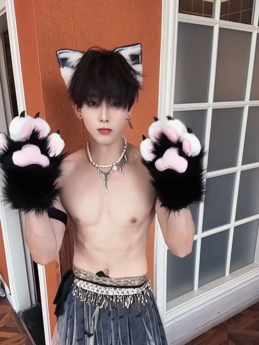 Miaw~  📷 : Xiao Du #xiaodu #catboy #kitty #cutecat #cuteboy #catcostume #chineseboy #chineseman #china #handsome 