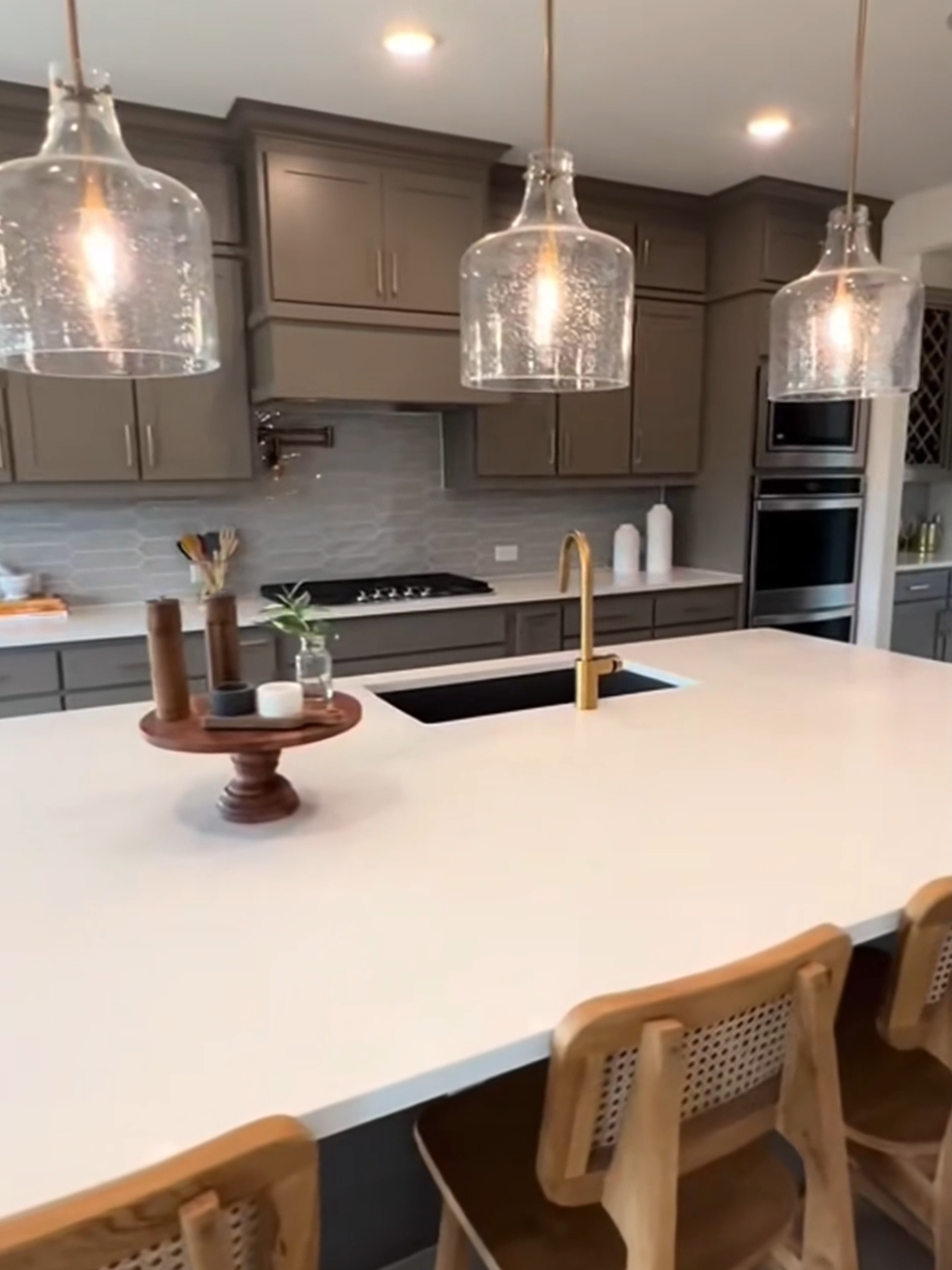 Bright, Airy, and Beautiful – Tour This Contemporary Home 🌿🛋️ #relaxingambience #homedecoration #aestheticvideos #cozyroom #cozycabin #tinyroom #livingambience #rainyday #relaxing #homedecor #aesthetic #interiordesign #cozy #asmr