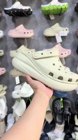 Sục crocs 7p kem #crocs #sục #crocsclasic #crocsdecao #crocscrush 