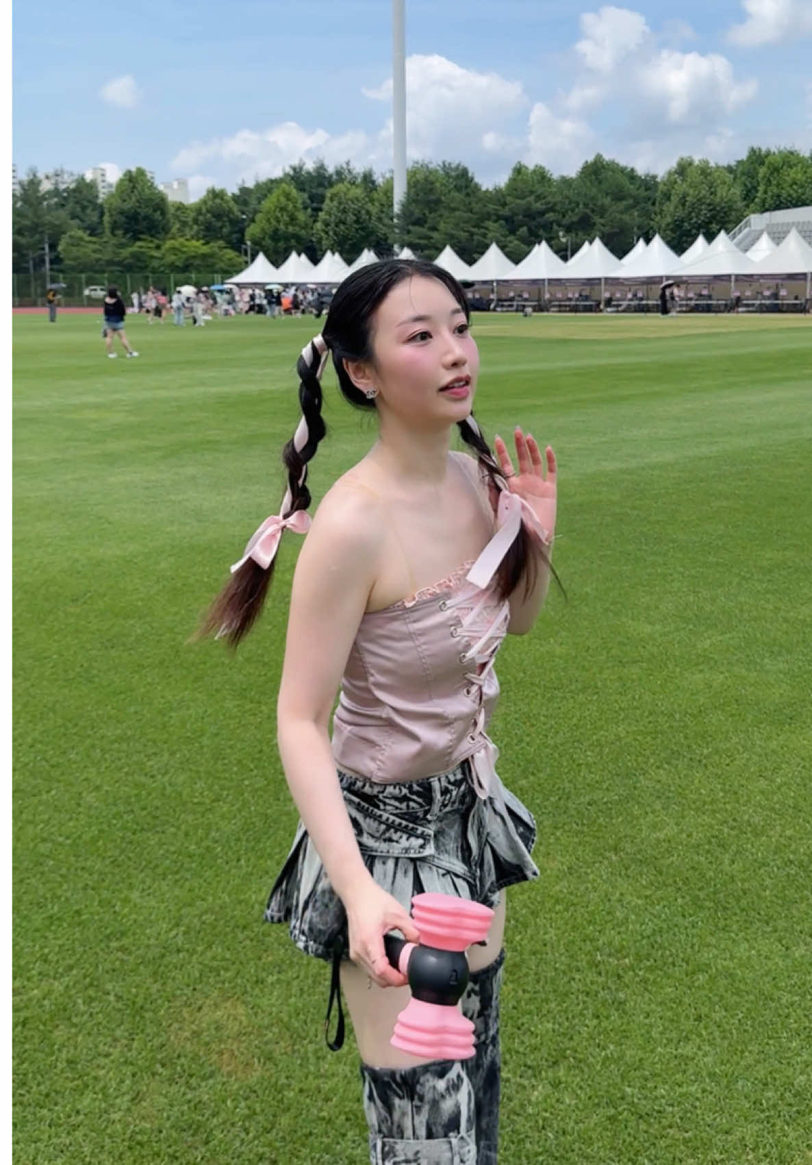 forever young 💗 . . . #BLINK #BLACKPINK_DEADLINE #DEADLINEWORLDTOUR #BLACKPINK #블랙핑크#DEADLINE #DEADLINE_IN_GOYANG #concertoutfit #concertoutfits #OOTD #fitcheck #แต่งตัว #คลาสแฟชั่น #แต่งตัวไปคอนเสิร์ต 