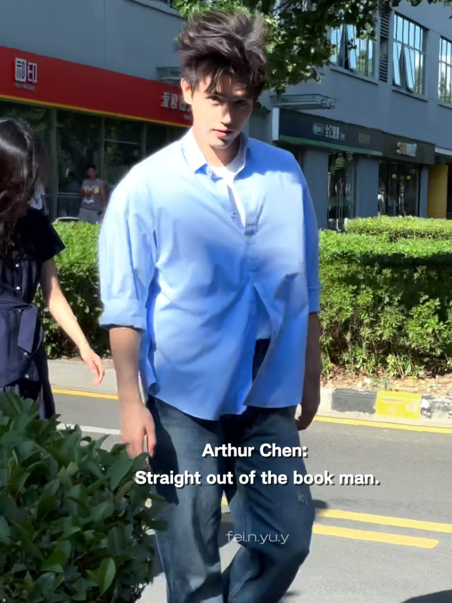 ลูกชายหม่าม้าเฉินน่ารักจริงๆ - Arthur Chen เดินออกมาเหมือนหลุดมาจากหน้าปกนิยายหรือฉากเปิดของหนังรักฟีลกู้ด 🦊 #เฉินเฟยอวี่ #chenfeiyu #arthurchen  #ดาราจีน #ซีรีส์จีน 